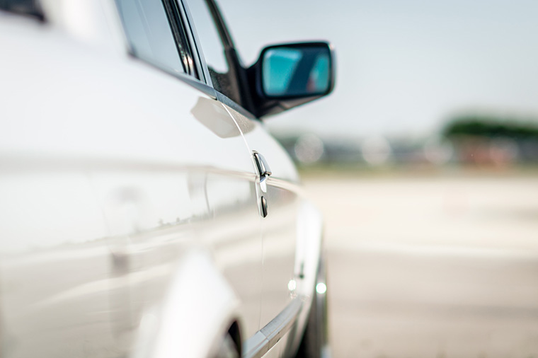 You are currently viewing How to clean automotive glass without scratching it?